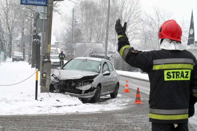 Pada śnieg, jest wyjątkowo ślisko. Ratownicy mają pełne ręce roboty.