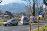 Dwie osoby potrącone przez samochód w centrum Zakopanego. Karetka zabrała poszkodowanych do szpitala