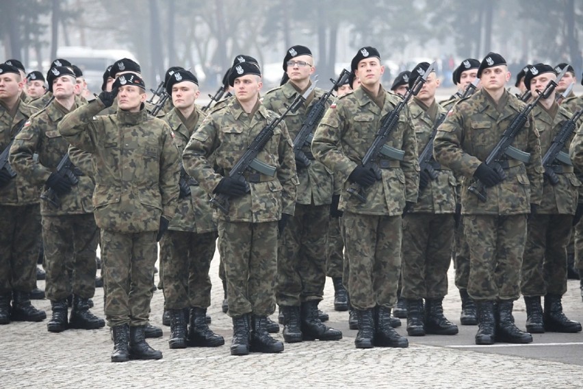 Przysięga wojskowa żołnierzy szkolenia podstawowego w Świętoszowie