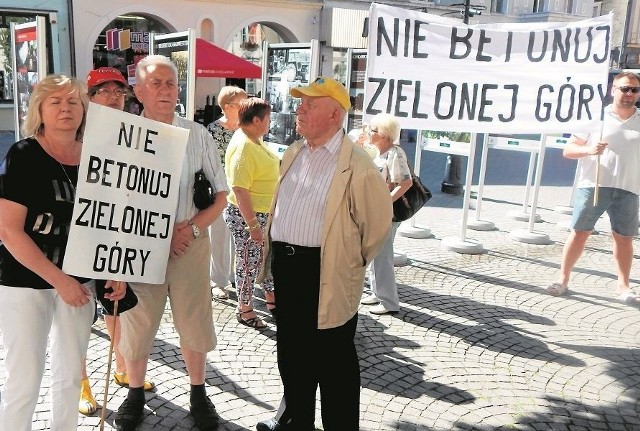 Na spotkanie z Januszem Kubickim przy ratuszu mieszkańcy przyszli z transparentami.
