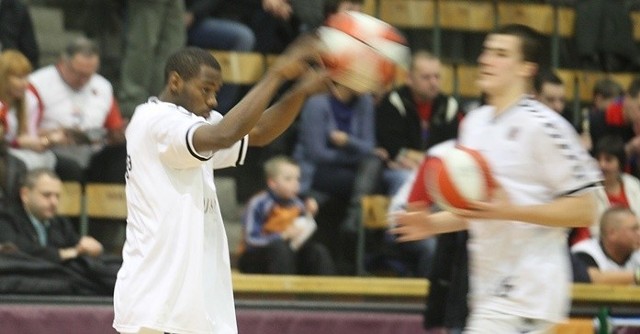 Rozgrzewka zawodników Czarnych Słupsk przed meczem ze Sportino Inowrocław.