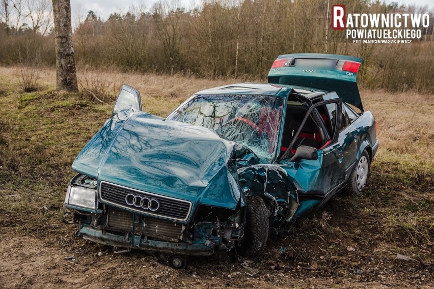 Trasa Chrzanowo – Siedliska. Audi uderzyło w drzewo (zdjęcia)