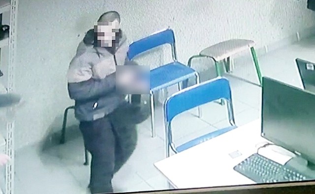 Gdy policja nie chciała go aresztować, wyjął zza majtek narkotyki!