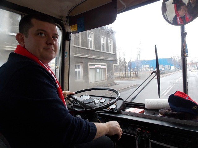Prezydent Gorzowa  Jacek Wójcicki za kierownicą swojego prywatnego autobusu.