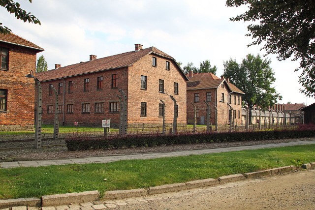 Oba murowane baraki, które w niedalekiej przyszłości mają być poddanie konserwacji i remontowi budowlanemu, znajdują się na terenie części byłego niemieckiego obozu Birkenau