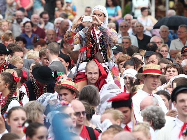 Festiwal Polonijnych Zespołów FolklorystycznychBarwny korowód rozpoczął XVI Światowy Festiwal Polonijnych Zespołów Folklorystycznych.