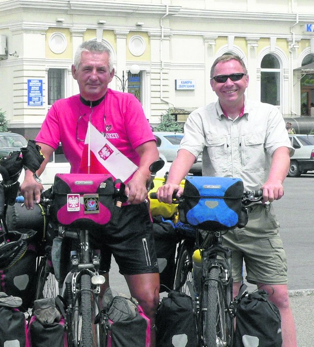 - Na rowery zabieramy całe wyposażenie, łącznie z namiotem i karimatami - mówi Zygmunt Szczepanek (z lewej). Obok Wojtek Suszek.