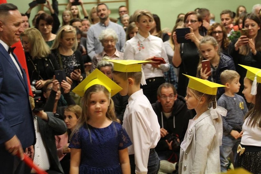 Pierwszoklasiści z tarnobrzeskiej „czwórki” pełnoprawnymi uczniami (zdjęcia)