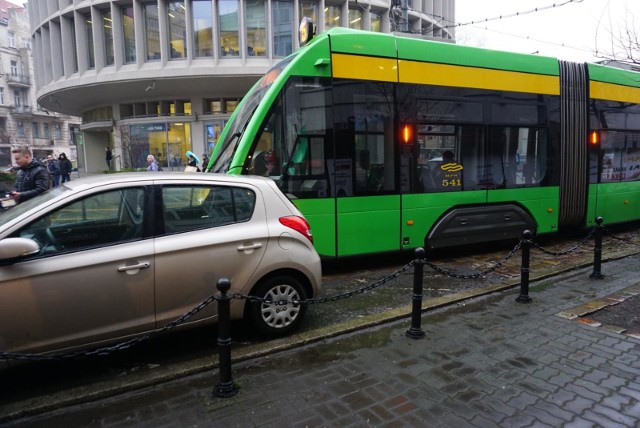 W miejscu, gdzie tramwaje skręcają z 27 Grudnia w Gwarną, na wysokości  Okrąglaka, kierowcy często tak parkują auta, że uniemożliwiają przejazd pojazdom MPK