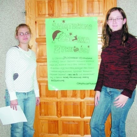 Martyna Brzozowska (z lewej) i Aldona Parzych zorganizowały zbiórkę darów dla biednych rodzin w I LO w Ostrołęce