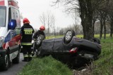 Śmiertelny wypadek w Jagoszycach. Samochód dachował. Nie żyje kierowca