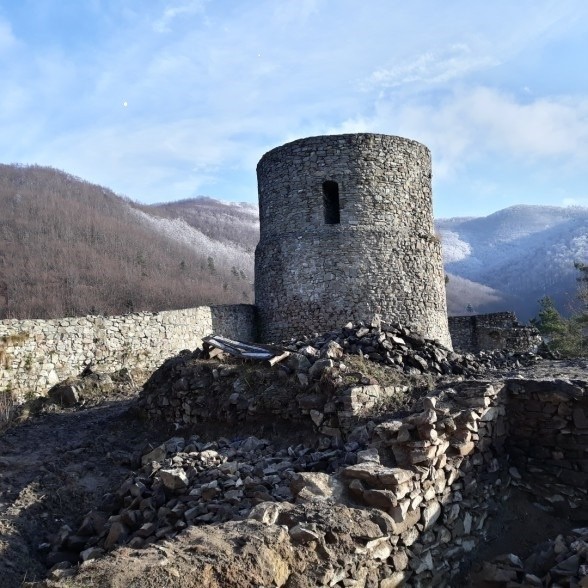 Rytro: Częściowa rekonstrukcja średniowiecznego zamku ruszyła