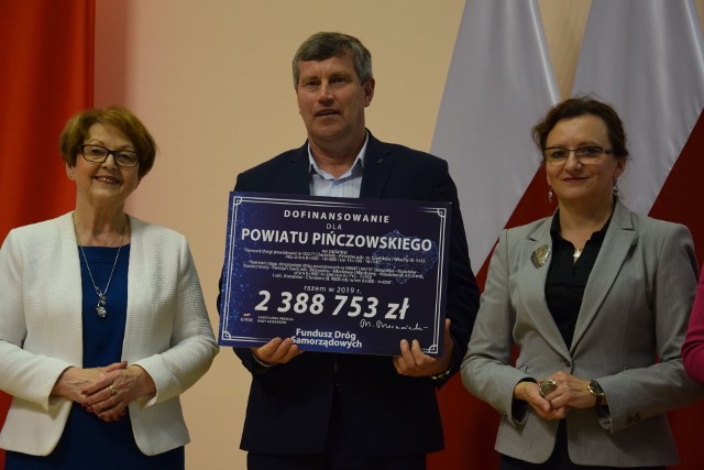 Starosta pińczowski Zbigniew Kierkowski z symbolicznym czekiem. Obok poseł Maria Zuba (pierwsza z lewej) i wojewoda Agata Wojtyszek.