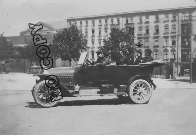 1921 , Żołnierze francuscy na terenie koszar piechoty - widok na ulicę Kościuszki