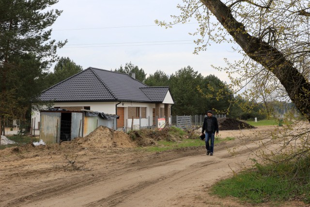 Miasto sprzedaje 10 działek pod zabudowę jednorodzinną. Mają różną powierzchnię, a w ich sąsiedztwie znajduje się dostęp między innymi do sieci gazowej, kanalizacyjnej i prądu. W pobliżu natomiast stoją inne jednorodzinne domy. Zobaczcie oferty na kolejnych slajdach >>>