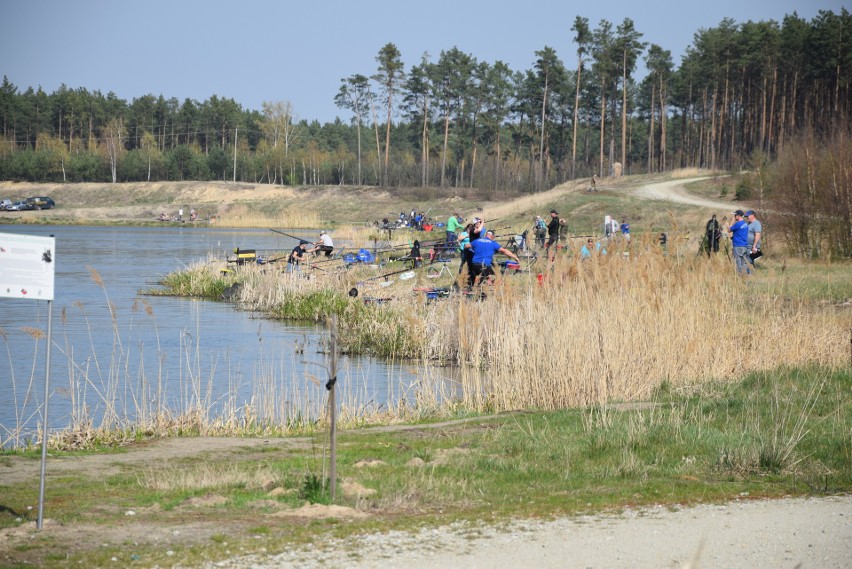 Czerwieńsk - rekreacyjne miejsce nad wodą po prawej stronie...