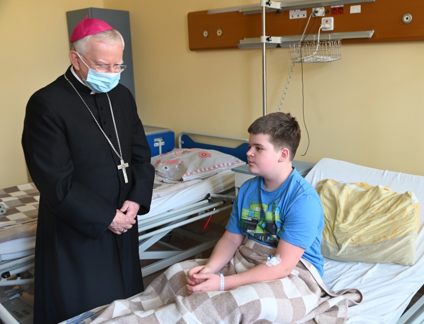 Abp Jędraszewski odwiedził małych pacjentów szpitala Żeromskiego