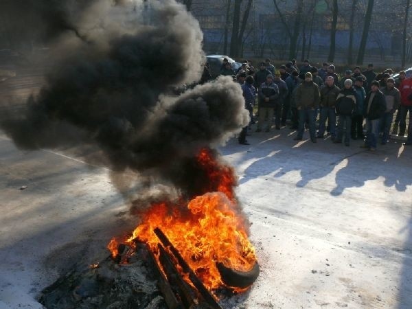 Protest w Stalowej WoliProtest pracowników upadających Zakladów Zespolów Mechanicznych w Stalowej Woli przed dyrekcją naczelną Huty Stalowa Wola.