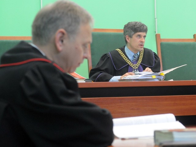 Oskarżony nie życzył sobie obecności dziennikarzy podczas procesu. Sędzia Grzegorz Wanat zezwolił ostatecznie na fotografowanie, ale zakazał robienia zdjęć oskarżonemu na sali sądowej.