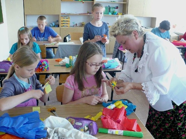 Dorota Bernat uczy dzieci bibułkarstwa