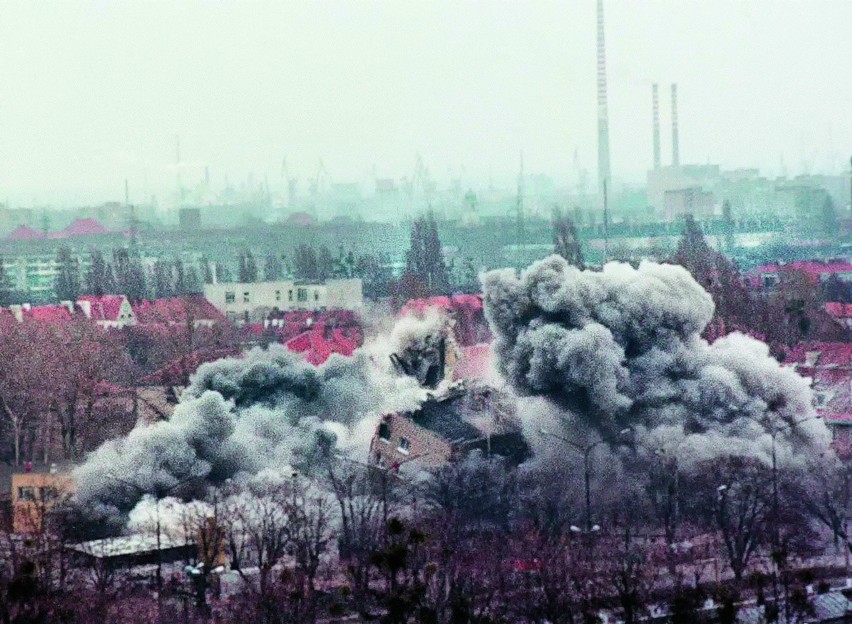 Wyburzanie budynku w Gdańsku-Zaspie po eksplozji gazu, 1995...