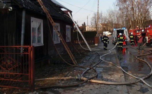 W niedzielę, o godz. 16.40, strażacy z OSP Knyszyn otrzymali zgłoszenie o pożaru domu we wsi Jasionówka. Zobacz też: Supraśl. Pożar wypożyczalni kajaków na miejskiej plaży przy bulwarach im. Wiktora WołkowaZdjęcia z akcji otrzymaliśmy dzięki uprzejmości: OSP Knyszyn;nf 