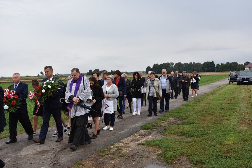 W gminie Opatowiec uczcili pamięć poległych podczas II wojny światowej. Była modlitwa, wiązanki kwiatów, znicze [DUŻO ZDJĘĆ]