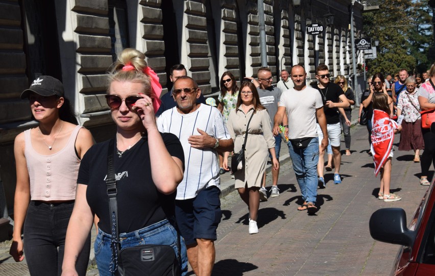 Demonstracja przeciwko "plandemii" w Jarosławiu. Kilkadziesiąt osób przeszło przez miasto [ZDJĘCIA]