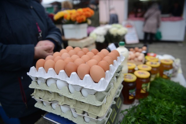 Ostrzeżenie GIS dla klientów w całej Polsce dotyczące wykrycia bakterii salmonelli na skorupkach jaj popularnej firmy.