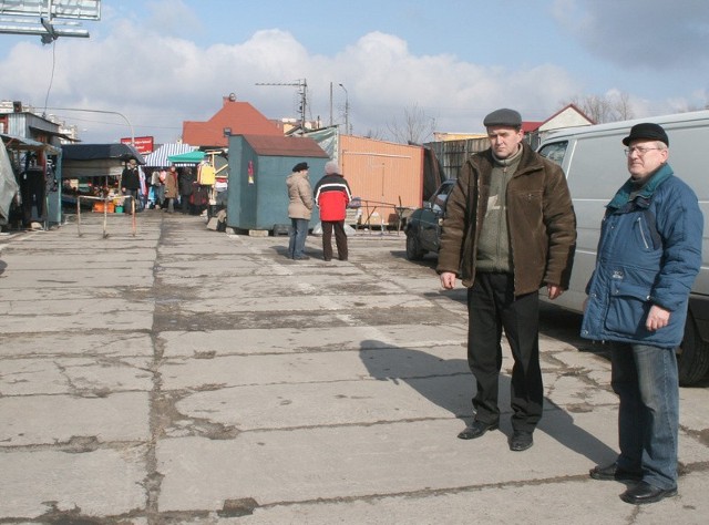 Kazimierz Kwiecień (z prawej) i Krzysztof Kwatek z firmy Targbork zapewniają, że już niedługo handel na bazarze zmieni się nie do poznania.