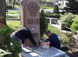 Ostrów Mazowiecka. Obelisk pod Dębem Wolności już bez roku 1944 i bez 35-lecia PRL