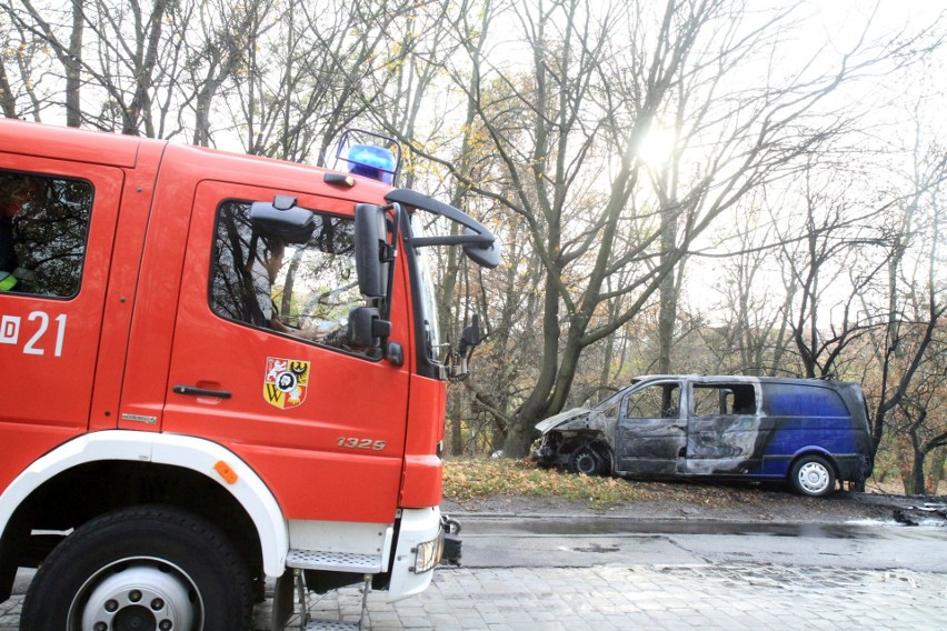 Na Mickiewicza spłonął mercedes. Duże utrudnienia w ruchu