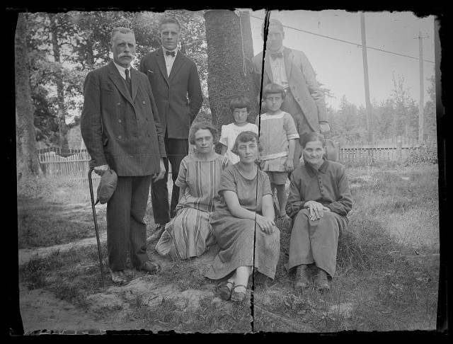 Rodzina Kamińskich. Zdjęcie wykonane prawdopodobnie w Hajnówce