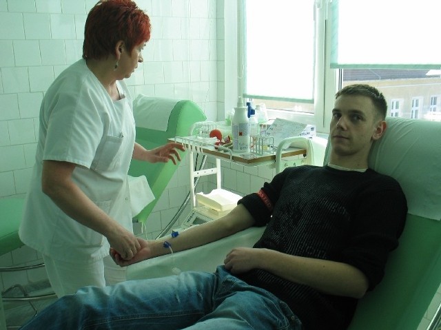 Mariusz Cicharski miał dobre wyniki i w poniedziałek dzielnie oddał krew. Robi to już od czterech lat.