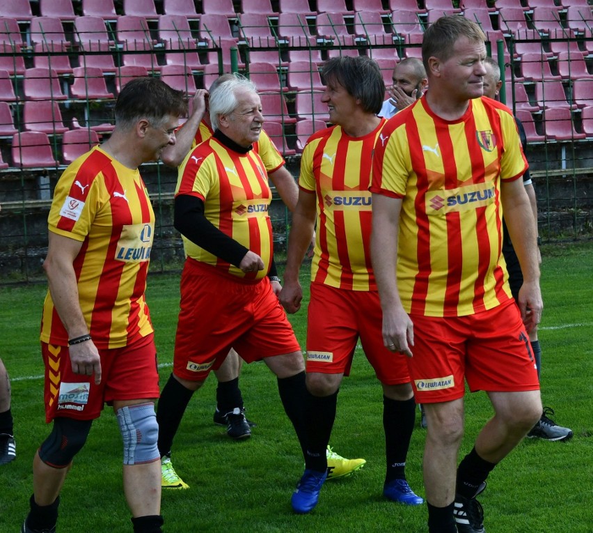 Z okazji jubileuszu 40-lecia Stadionu Kielce odbył się pokazowy mecz z byłymi piłkarzami Korony Kielce. Były ogromne emocje. Zobacz wideo