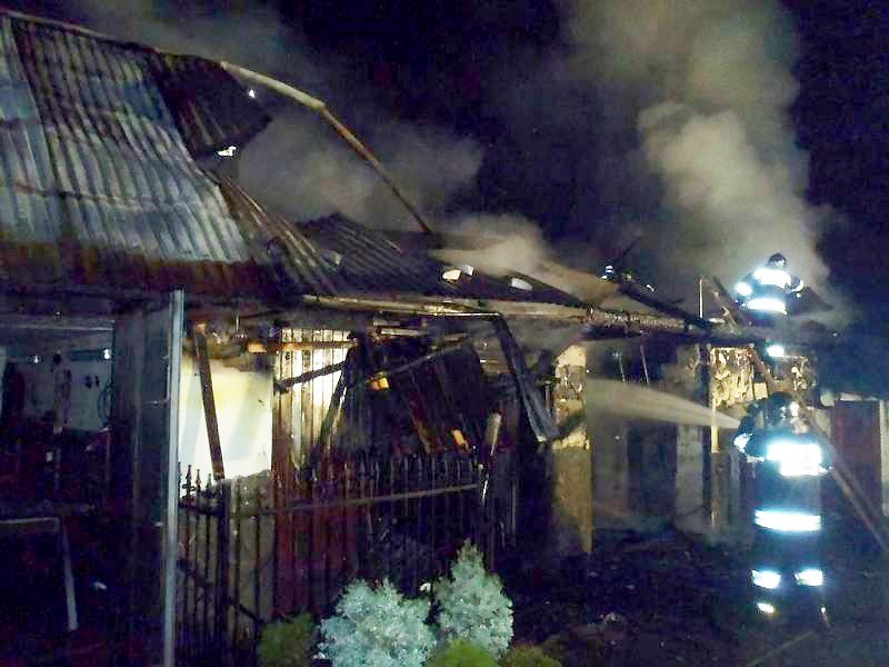 Chochorowice. Spłonęły: obora, stodoła i garaż. Strażacy ocalili dom i sąsiednie gospodarstwo