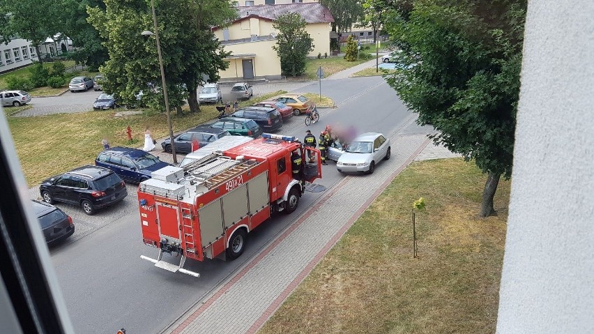 Strażacy ze Strzelec Opolskich ratowali dziecko zatrzaśnięte w aucie zaparkowanym na ul. Wyszyńskiego