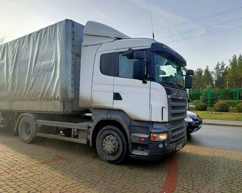 Kleszczele. Kierowca tira sforsował rogatki na przejeździe kolejowym i uciekł. Wszystko na oczach policjanta