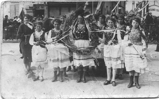 Dożynki w Drohobyczu, delegacja ze Słońska , od lewej Anna Szemiel po cywilnemu, w strojach ludowych, Linka i Maria Raszczuk, Maria i Zofia Trubiłowicz