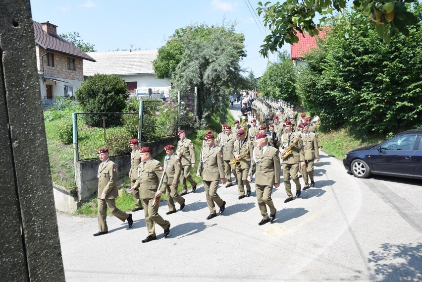 Hołd dla 30 ofiar pacyfikacji Radwanowic w miejscu kaźni hitlerowskiej. Wspomnienia bestialskiego mordu [ZDJĘCIA] 