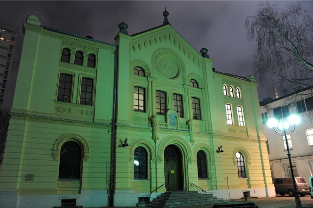 W Warszawie pozostała już tylko jedna czynna synagoga, zachowana na terenie dawnego getta przy ul. Twardej 6 z czasów przedwojennych – nosi imię fundatorów, Rywki i Zalmana Nożyków. Jej ciekawa architektura nosi znamiona stylu neoromańskiego, neorenesansowego i mauretańskiego.