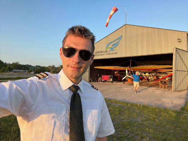 Damian Łaszek w stroju pilota na lotnisku Aeroklubu Regionalnego Pińczów.