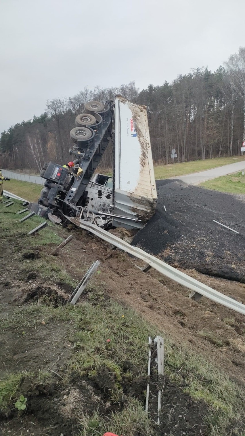 Groźny wypadek na trasie S7 w powiecie białobrzeskim. Samochód ciężarowy wjechał w bariery i przewrócił się