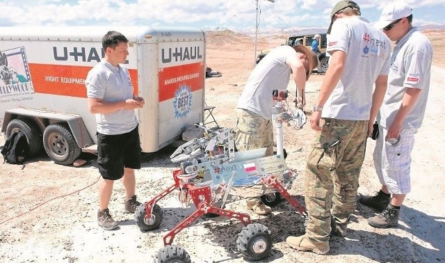 Nasi studenci z robotem Next brali już udział w międzynarodowych zawodach łazików marsjańskich na pustyni w stanie Utah w USA.