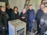 Policjanci z powiatu krakowskiego obdarowali prezentem ubogą rodzinę. Wielkanocne wsparcie zorganizowali z gminą Liszki