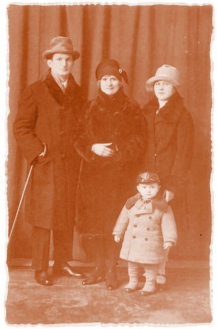 Rodzina Roszewskich: Stanisław z żoną Leokadią, kilkuletnim Rene oraz jego opiekunką