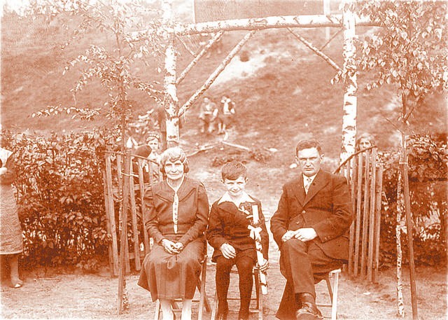 Rene Roszewski z rodzicami w dniu pierwszej komunii. Zdjęcie...