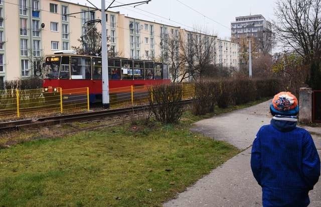 Na linii biegnącej pod oknami bloków na ul. Spokojnej obowiązuje ograniczenie prędkości dla tramwajów. Ale mieszkańcy uważają, że ograniczenia nikt nie przestrzega