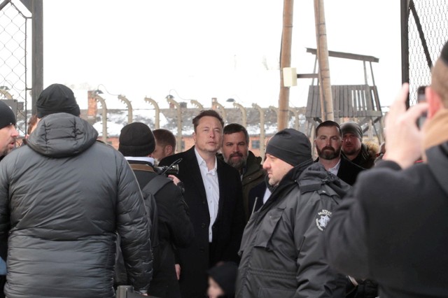 Właściciel Tesli i platformy X Elon Musk podczas wizyty na terenie byłego niemieckiego obozu koncentracyjnego Auschwitz II-Birkenau.