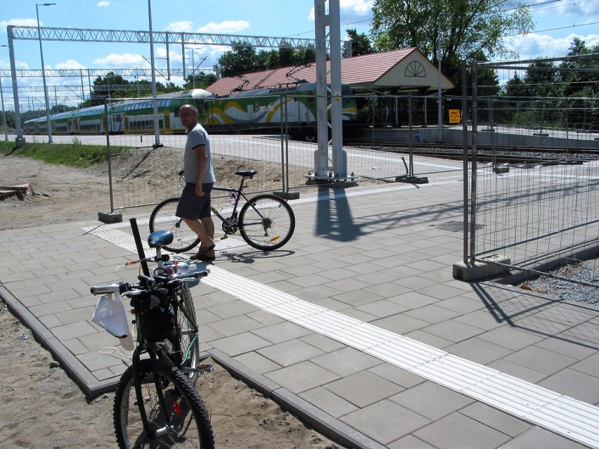 Tłumy cyklistów jakoś nie jadą sezonowymi pociągami do...